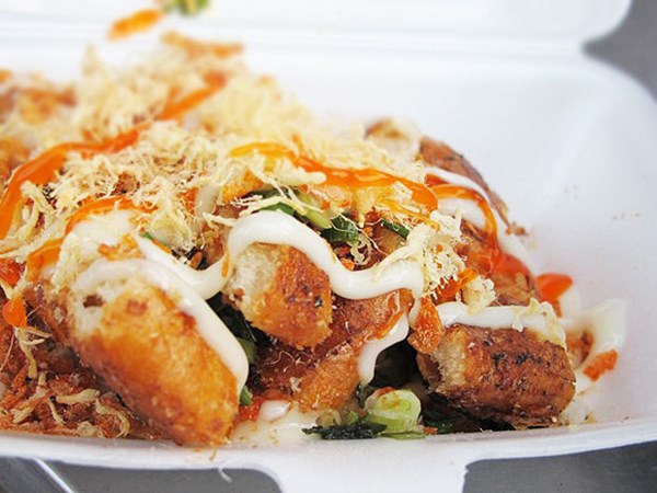 Cách làm bánh mì nướng muối ớt đang gây bão ở Sài Gòn