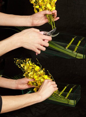 Cách cắm bình hoa đơn sắc giản dị mà tinh tế