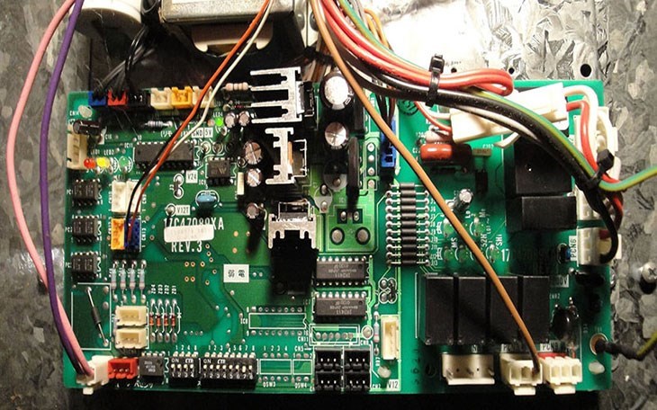 Lỗi U2 điều hòa Daikin do hỏng board điều khiển dàn nóng