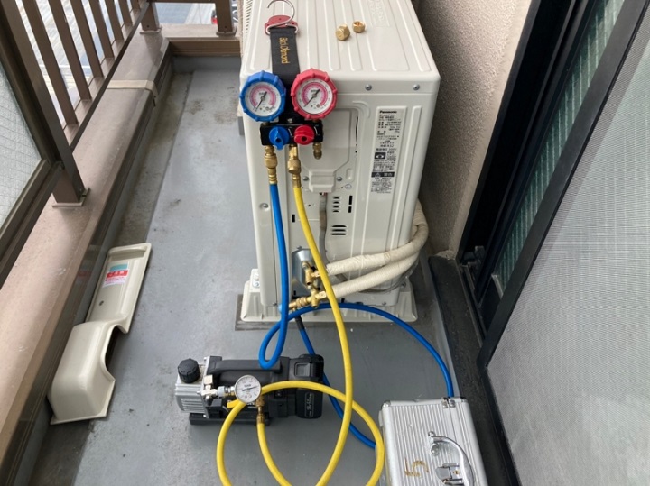 Điều hòa thiếu gas hoặc hết gas gây chớp đèn