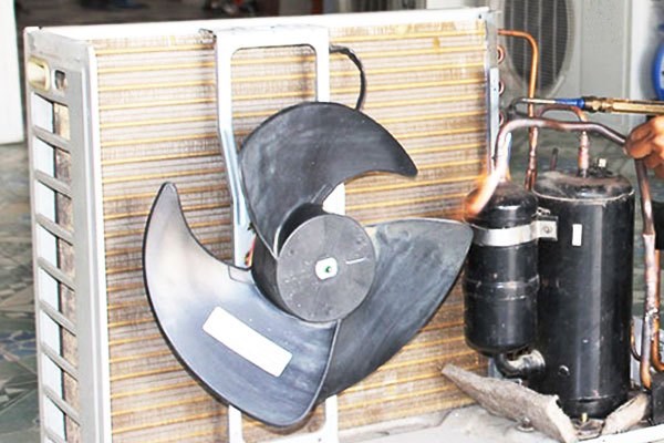 Quạt dàn nóng gặp sự cố