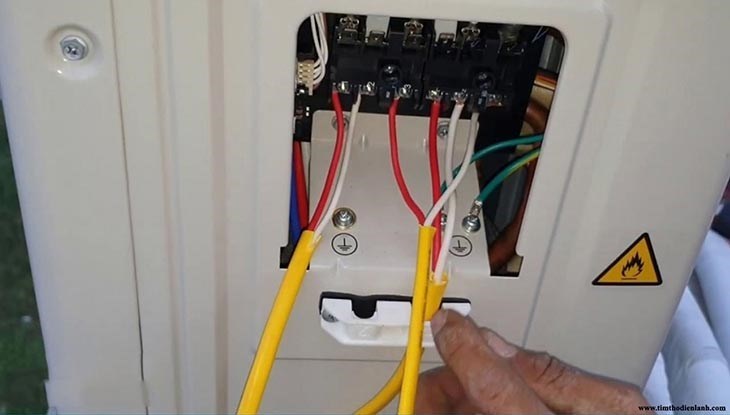 Đầu giắc cắm cảm biến lỏng hoặc hỏng – Nguyên nhân khiến điều hòa Daikin báo lỗi J6