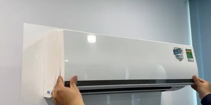 Bước 1 – Tắt nguồn máy và tháo phin lọc Enzyme Blue + PM2.5 an toàn