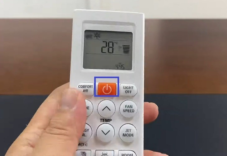 Bước 1: Bật điều hòa LG bằng nút ON/OFF