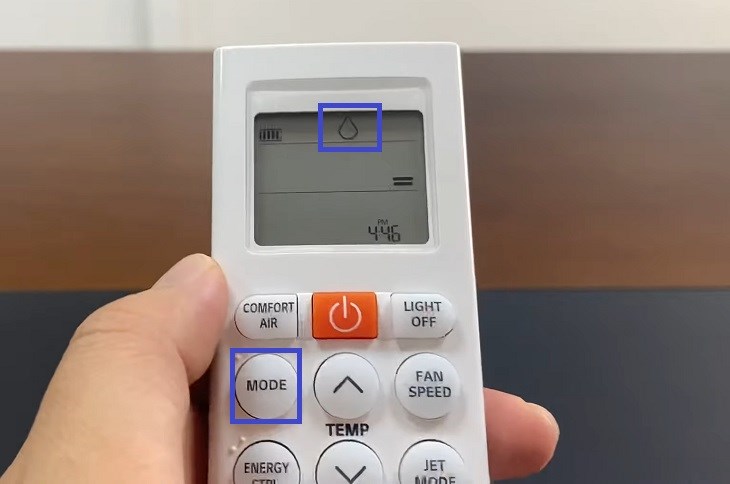 Bước 2: Chọn chế độ hút ẩm trên điều hòa LG