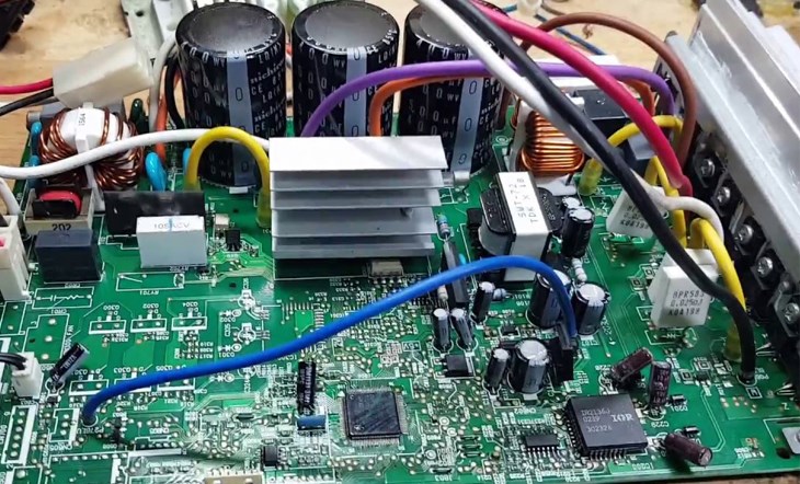 Lỗi E0 điều hòa Daikin – Board mạch dàn nóng bị hư hỏng