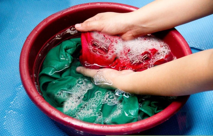 Giặt quần áo buổi sáng giúp nhanh khô, hạn chế mùi hôi