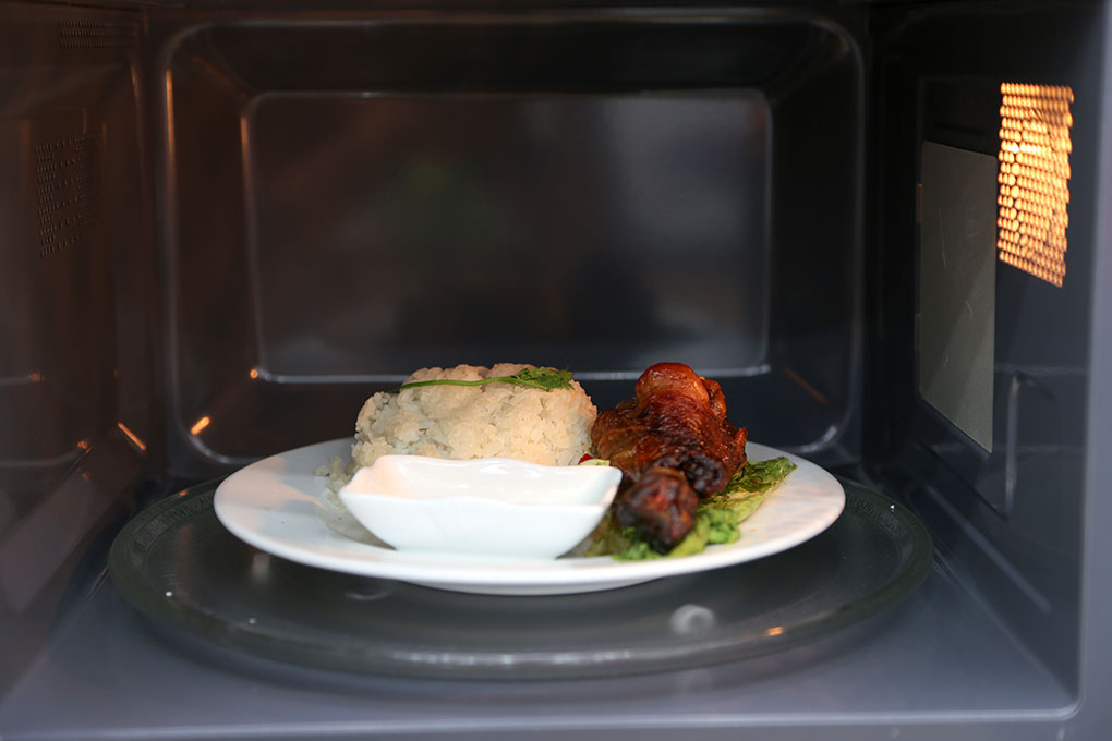 Lò Vi Sóng Panasonic NN-ST342MYUE Điện Tử 25 Lít , Không nướng, Xám bạc